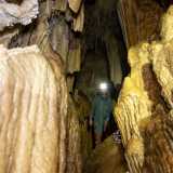 Avanziamo quindi con cautela, fiancheggiando stretti incavi nella roccia e grosse stalagmiti, mentre veniamo sovrastati da �cortine� e stalattiti
